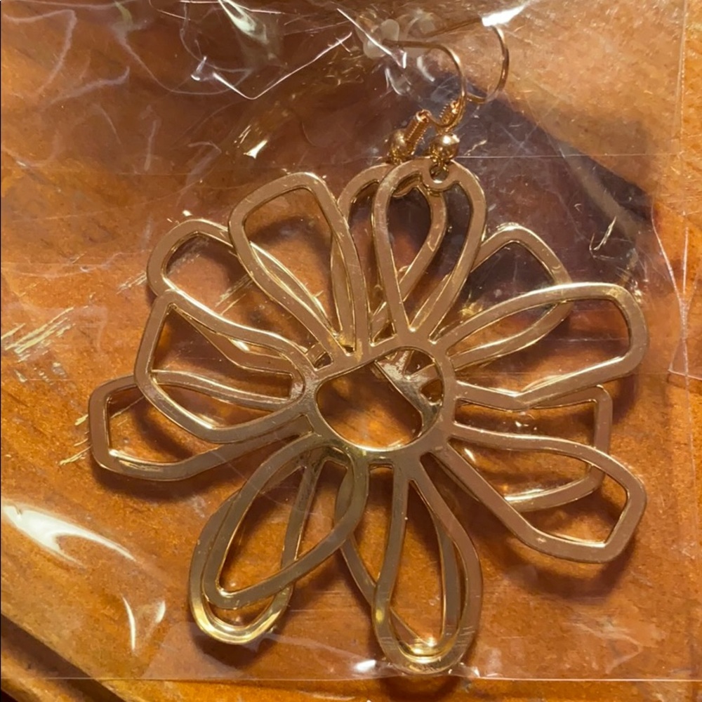 FLOWER METAL EARRINGS!!